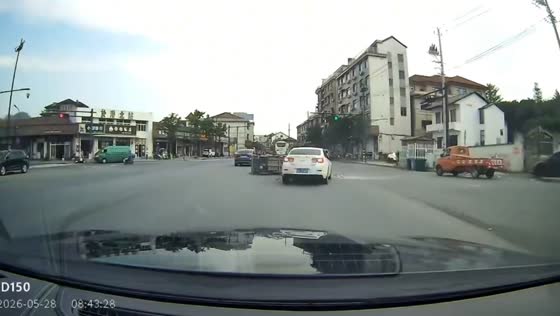 Reckless lane changes lead to intersection crash in Zhejiang, China