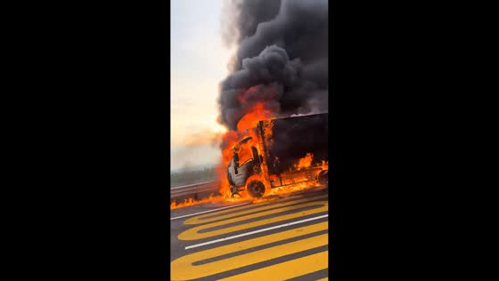 Truck fire sends thick smoke over expressway in Shanxi, China