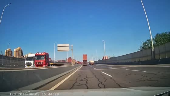 Raised cargo strikes streetlight on expressway in Hebei, China