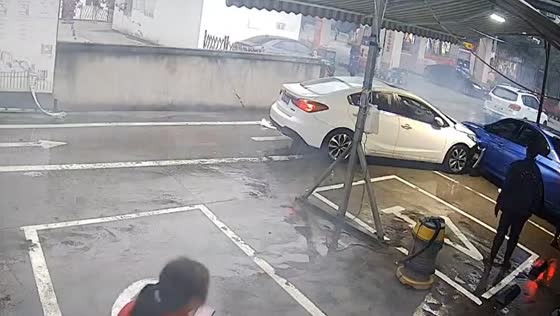 Car hits wall and another vehicle in Chongqing, China