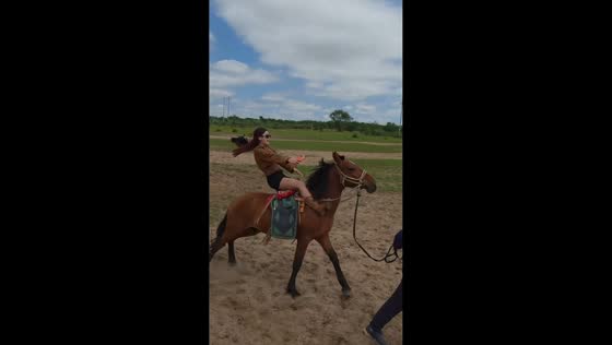 Horse suddenly bolts, causing rider to fall in Inner Mongolia, China