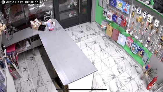 Brazen bouquet theft at flower shop in Saint Petersburg, Russia