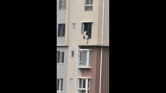 Two girls spotted walking along exterior wall more than ten stories high in Kunming, China