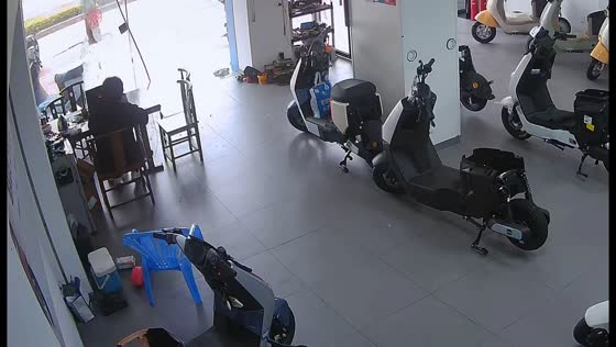 Glass unexpectedly shatters near door, startling man in Fujian, China