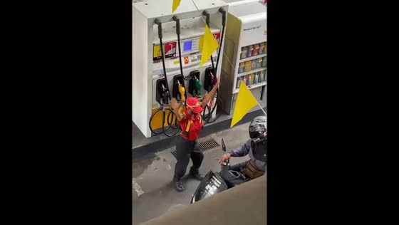 Shell gas station attendant dances while serving customer in Antipolo City