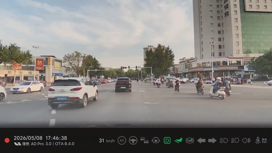 E-bike collision sends rider into nearby lane in Hebei, China