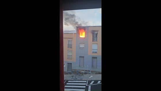 Firefighters tackle upper-floor house fire that leaves man with burns in La Laguna, Spain