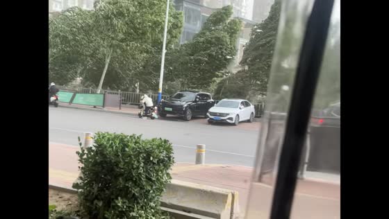 Strong winds shake road and motorcycles struggle in Jinan, China