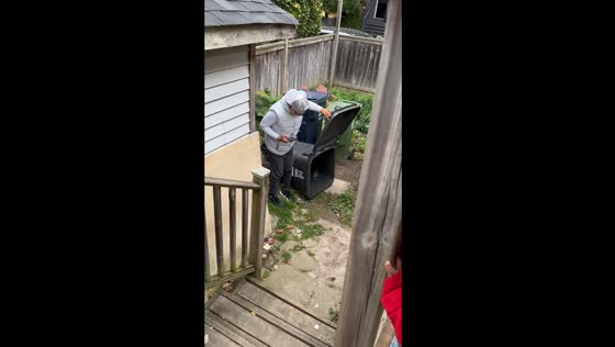 Toronto resident rescues raccoon trapped in trash can