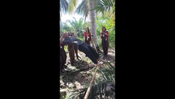 Instructor attempts rope obstacle course but falls in Kutai Kartanegara, Indonesia