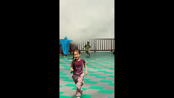Boy gets soaked by log flume splash in Tianjin, China