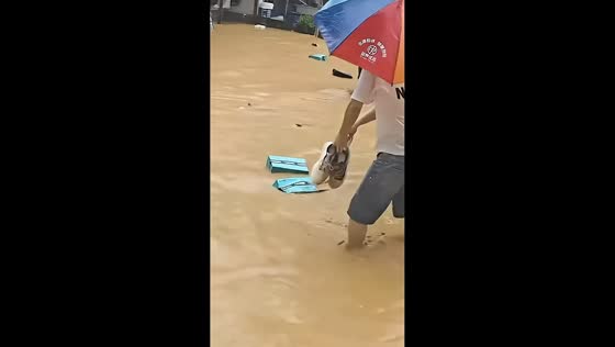 Devastating floods sweep debris through streets in Putian, China