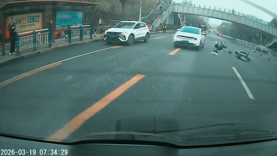 Hit-and-run crash with electric motorcycle captured on dashcam in Jiangxi, China