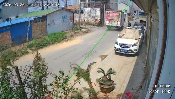 Truck runs over electric bike at intersection in Henan, China