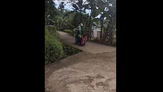 Friend slips and falls while getting on motorcycle taxi in Purworejo