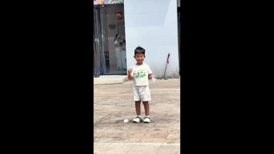 Boy loses ice cream moments after leaving store in Anhui, China