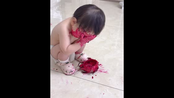Baby turns dragon fruit into colorful mess in Guangdong, China