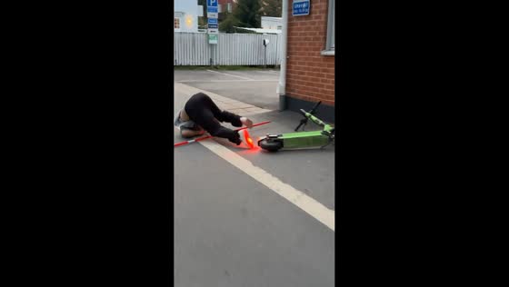 E-scooter rider falls while swerving on pavement in Umeå, Sweden