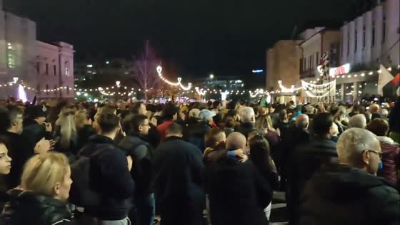 Students from Novi Pazar greeted with cheers during trek in Kragujevac, Serbia
