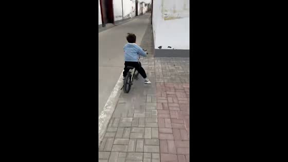 Boy on bicycle accidentally bumps into wall in Hebei, China