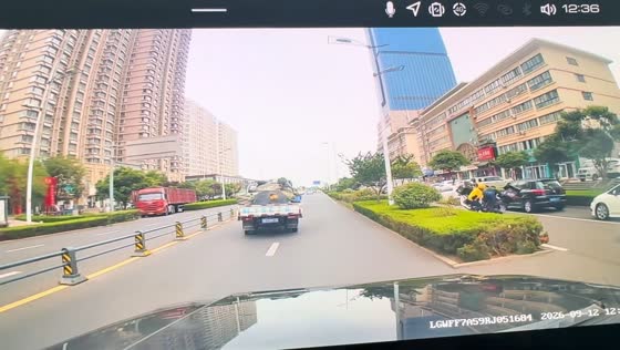 Two e-scooter riders collide at intersection in Shandong, China