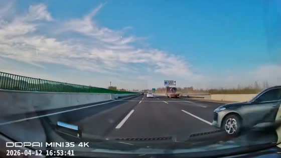 Kia K5 collides during lane change on highway in Shandong, China