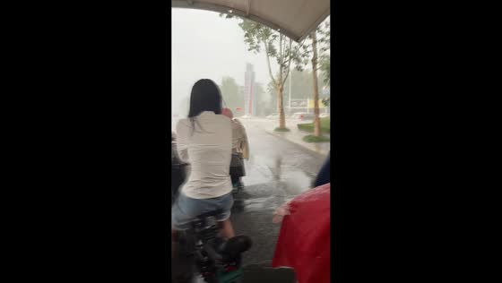 Torrential rain forces commuters to shelter in Shandong, China