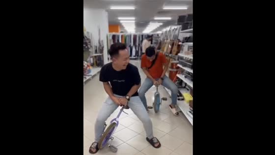Unicycle fails: hilarious moments with friends in Terengganu shop - caught on camera!