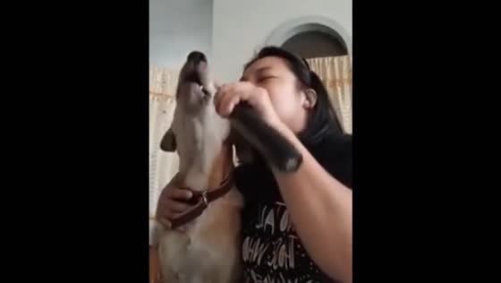 Amazing duet of a girl and her dog in home karaoke!