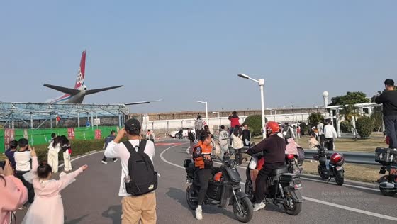 Plane takeoff jet blast knocks over onlookers near Xiamen Airport in Fujian, China
