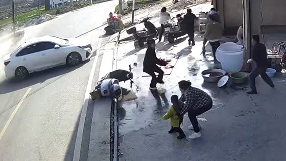 Car skids on road causing panic in Guizhou, China