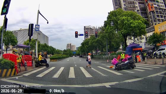 Motorcycle crashes into e-bike at pedestrian crossing in Guangdong, China