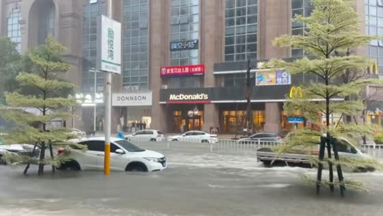 Severe flooding overwhelms roads during rainstorm in Guangdong, China