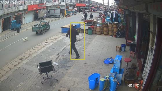 Unmanned cargo tricycle loses control and moves through street in Jiangsu, China