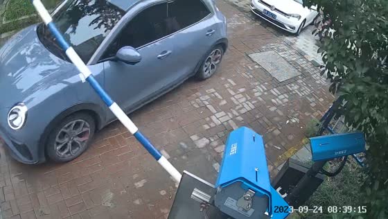 Car hit by falling road barrier in Anhui Province due to loose screw