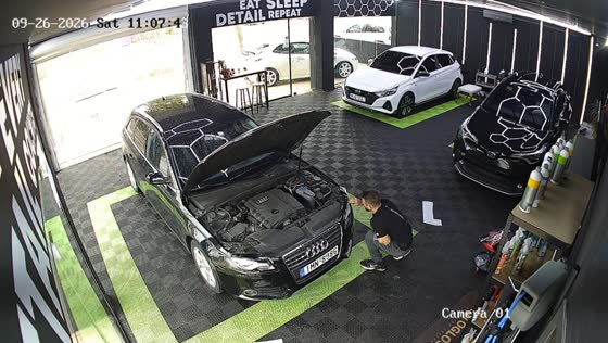 Mechanic gets hand caught as car hood suddenly closes in Aspropyrgos, Greece