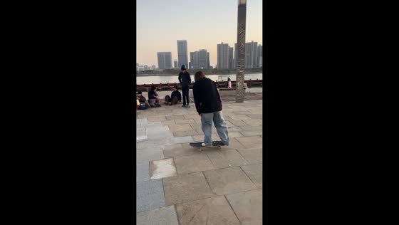 Skateboard trick attempt ends in fall in Hubei, China