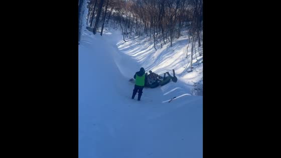 People sliding on snow hit staff member in Liaoning Province