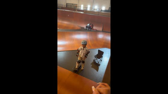 Child falls after separating from skateboard on ramp in Tianjin, China