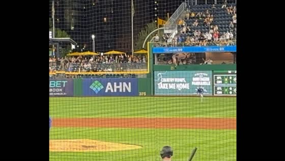 Fan falls 21 feet during Pirates-Cubs game in Pittsburgh