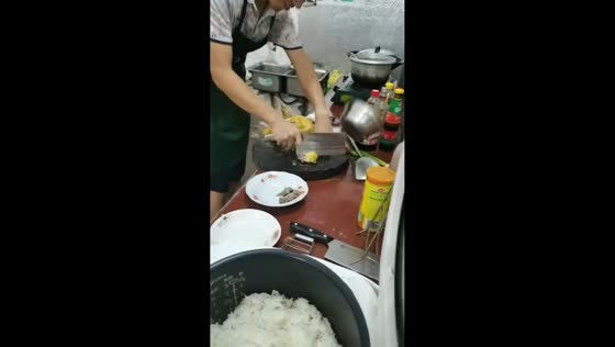 Kitchen mishap sends bowl and spatula flying in Guangxi, China