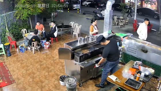 Two chairs break during outdoor barbecue in Jiangsu, China