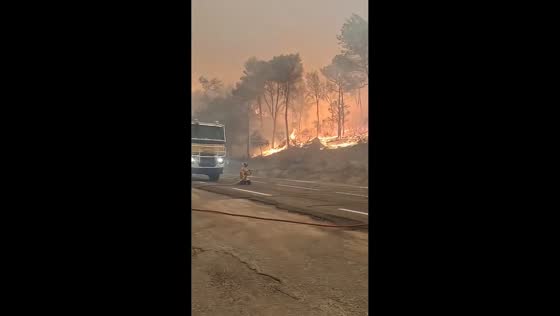 Firefighters battle record-breaking wildfire in Gironde, France