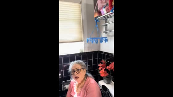 Woman catches mother by surprise with bathroom prank in Modesto, California, USA