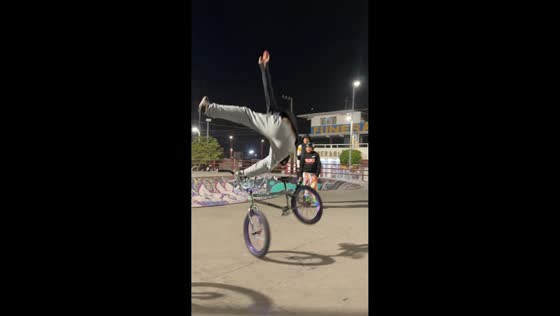 BMX rider falls attempting trick in Chimalhuacán, Mexico