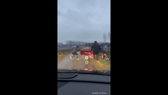 Attempt to free stuck tricycle ends with sudden fall in Henan, China