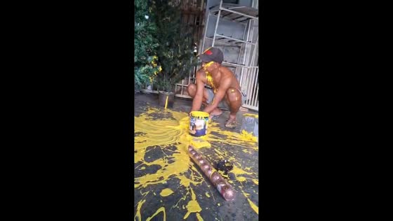 Man cleans up spilled paint in funny mishap in Valencia, Venezuela