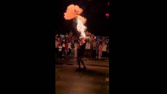 Dragon-inspired fire-breathing show stuns tourists in ancient Kaifeng