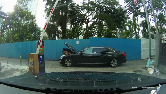 Man spotted crouching inside front hood of car in Guangdong, China