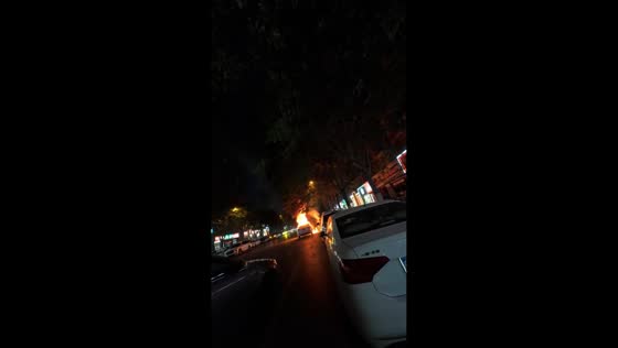 Roadside car fire spreads to nearby vehicles in Luohe, Henan